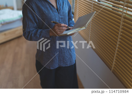 メモ帳を持つ女性 メモ帳を持つ女性 114710984