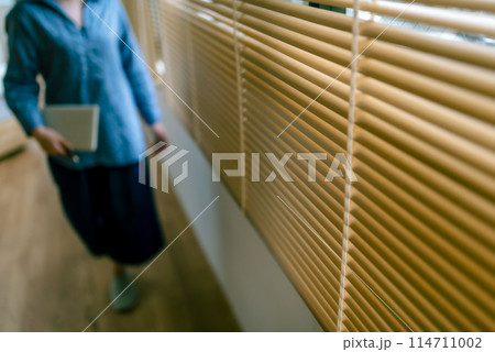 ノートを持った女性 114711002