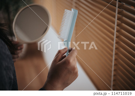 ヘアケアをする女性 ヘアケアをする女性 114711019