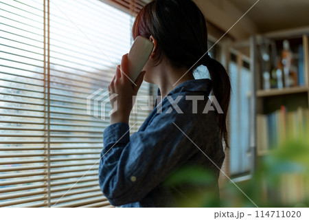 電話をする女性 電話をする女性 114711020