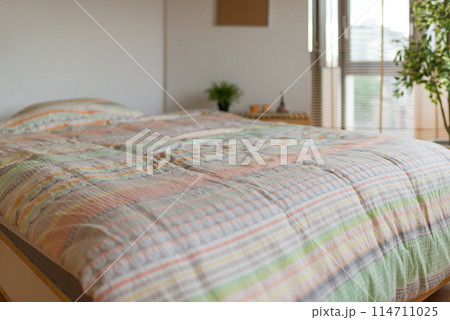 カラフルな布団のあるベッドルーム 114711025