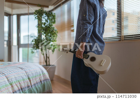 ウクレレを持った女性 114711030