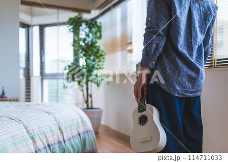 ウクレレを持った女性 114711033