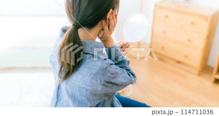 鏡を見る女性 114711036