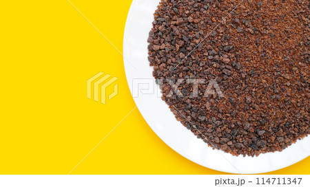 Black himalayan salt on white background. 114711347