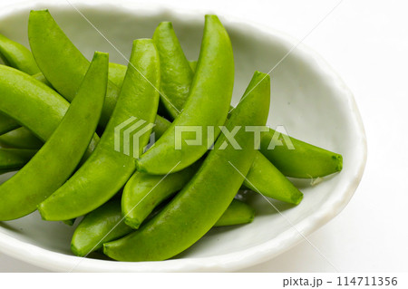 Fresh young green peas on white background. 114711356