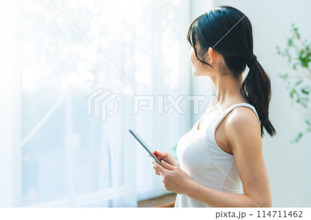 窓からの朝日と女性 窓からの朝日と女性 114711462