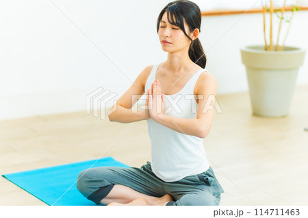ヨガをする女性 ヨガをする女性 114711463