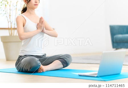 ヨガをする女性 114711465