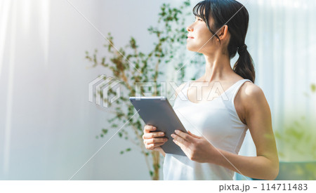 窓からの朝日と女性 114711483