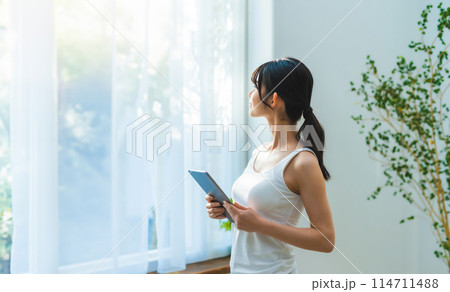 窓からの朝日と女性 窓からの朝日と女性 114711488