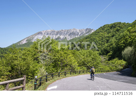 奥大山の新緑・初夏のサイクリングイメージ（鍵掛峠付近） 114711516
