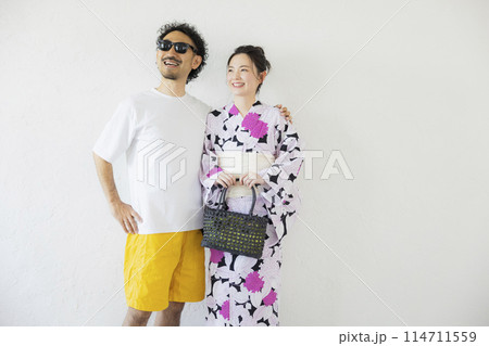浴衣を着た女性とサングラスの男性　 114711559