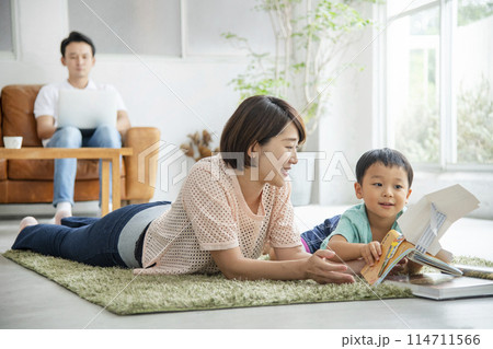 親子で読書　リビングルーム 114711566