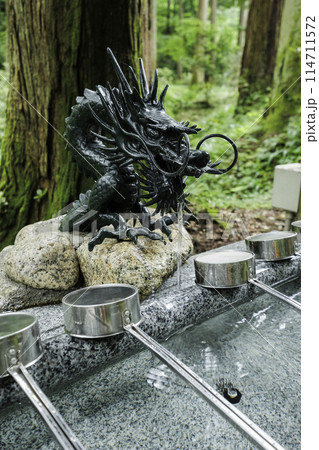 御岩神社手水舎（縦） 114711572