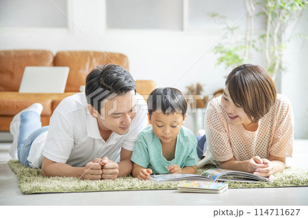 親子で読書　リビングルーム 114711627
