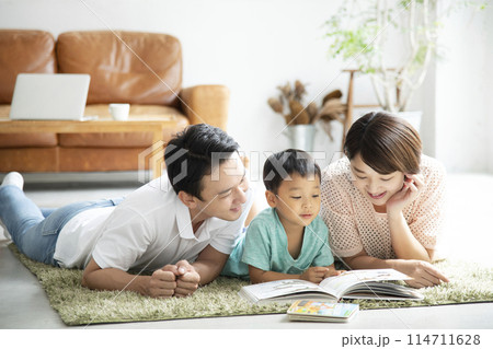 親子で読書 リビングルーム 親子で読書 リビングルーム 114711628