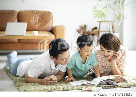 親子で読書 リビングルーム 親子で読書 リビングルーム 114711629