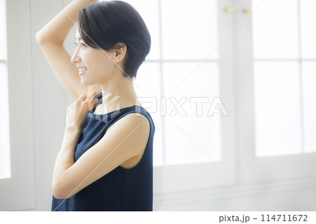 ボディケアするミドル女性 114711672