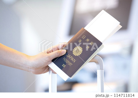 空港　チェックインカウンター　パスポート 114711814