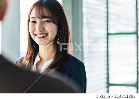 清楚な女性のポートレート 114711865