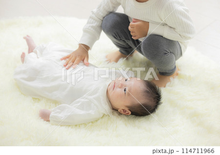 赤ちゃんとお兄ちゃん 114711966
