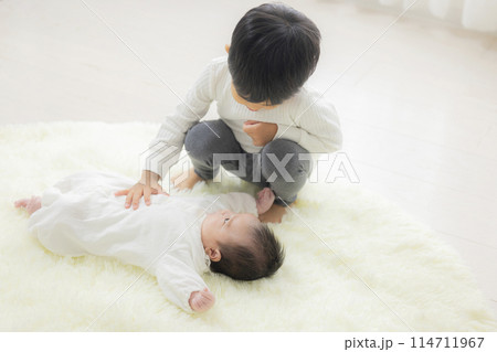 赤ちゃんとお兄ちゃん 114711967