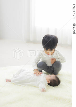 赤ちゃんとお兄ちゃん 114711971