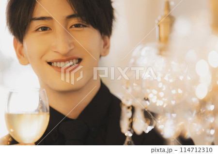 黒いスーツの男性 黒いスーツの男性 114712310