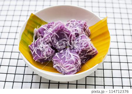 Steam purple sweet potato cake. Thai Desserts. 114712376