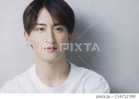 白いTシャツの男性  白いTシャツの男性  114712390