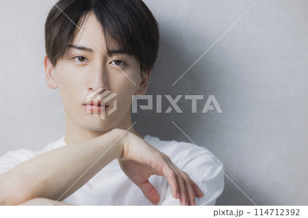 白いTシャツの男性　 114712392