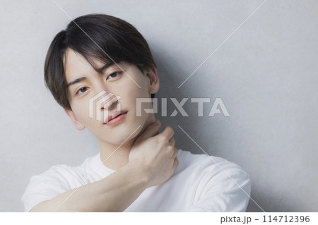 白いTシャツの男性 白いTシャツの男性 114712396