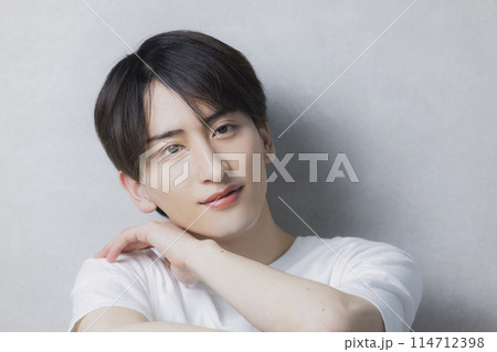 白いTシャツの男性 白いTシャツの男性 114712398
