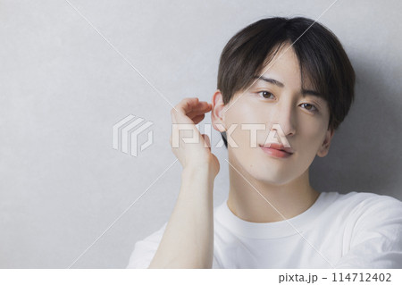 白いTシャツの男性　 114712402