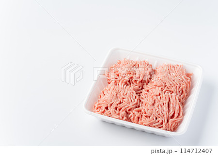 食品トレイに入った豚ひき肉 114712407