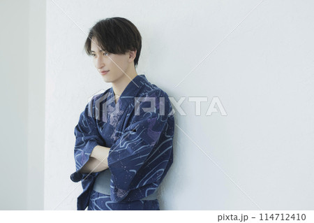 浴衣の若い男性 浴衣の若い男性 114712410