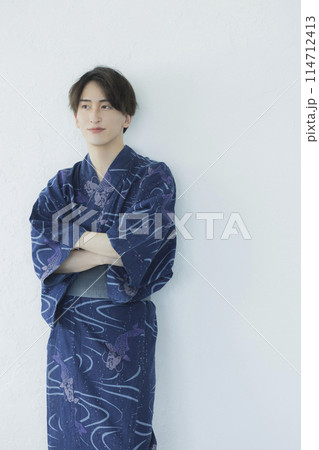 浴衣の若い男性　 114712413