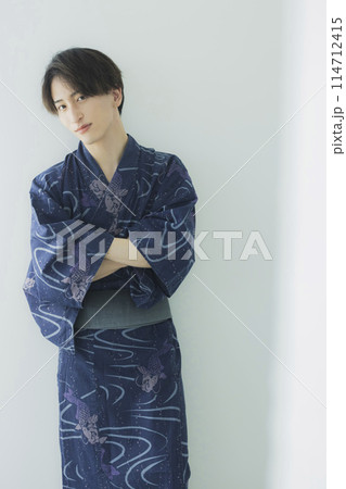 浴衣の若い男性　 114712415