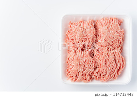 食品トレイに入った豚ひき肉 114712448