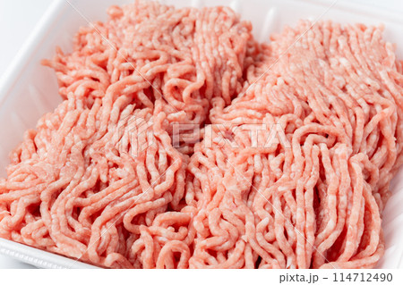 食品トレイに入った豚ひき肉のクローズアップ 食品トレイに入った豚ひき肉のクローズアップ 114712490