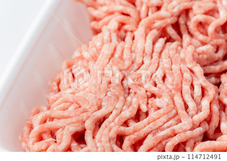 食品トレイに入った豚ひき肉のクローズアップ 食品トレイに入った豚ひき肉のクローズアップ 114712491