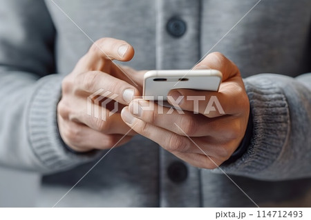 スマートフォンを持つ手のクローズアップ1 AI生成画像 スマートフォンを持つ手のクローズアップ1 AI生成画像 114712493