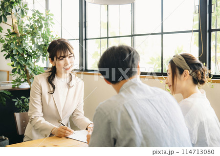 夫婦と打ち合わせするビジネスウーマン（3人） 114713080