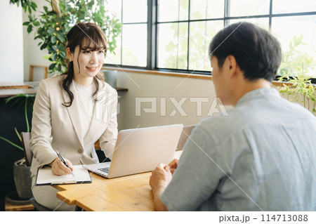 男性と打ち合わせするビジネスウーマン(2人) 男性と打ち合わせするビジネスウーマン(2人) 114713088