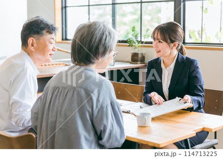 夫婦と打ち合わせするビジネスウーマン 夫婦と打ち合わせするビジネスウーマン 114713225