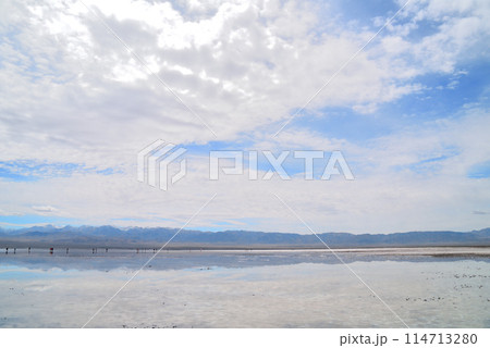 山脈が湖面に鏡のように映る美しい自然の風景、中国青海省の茶卡湖は天空の鏡と呼ばれています 山脈が湖面に鏡のように映る美しい自然の風景、中国青海省の茶卡湖は天空の鏡と呼ばれています 114713280