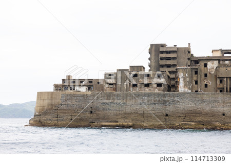 海上から見た軍艦島 海上から見た軍艦島 114713309