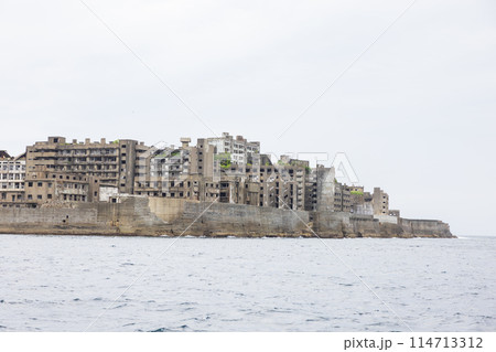 海上から見た軍艦島 114713312