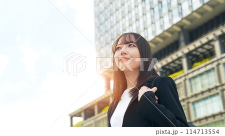 都市を見上げる女性ビジネスパーソン 114713554